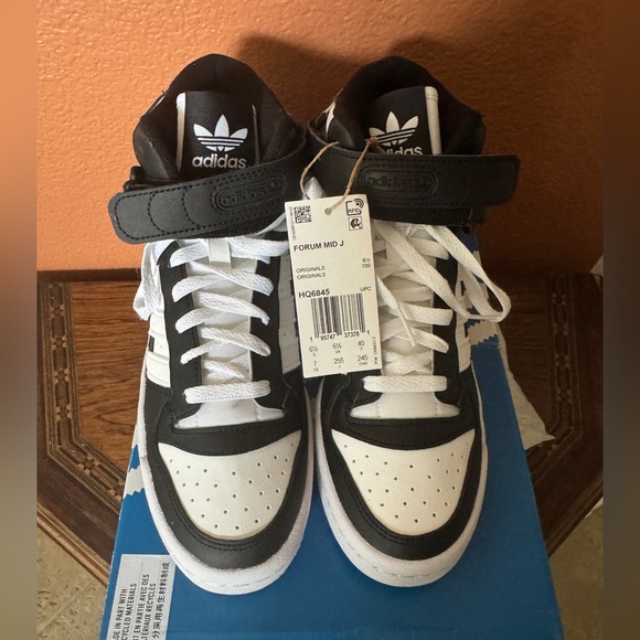 NWT in Original Packaging. Adidas Forum Mid J size 7 basketball shoes. - Picture 1 of 8
